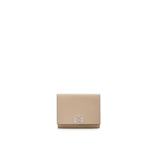 LOEWE Anagram trifold 6 cc wallet in pebble grain calfskin 錢包 1
