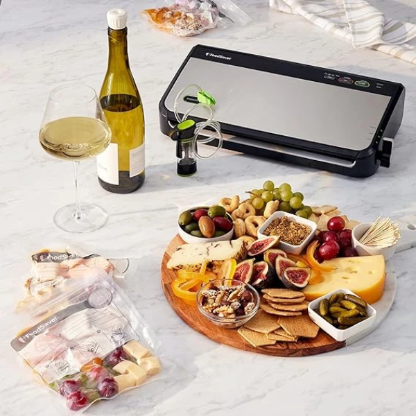 FoodSaver FM2435 Vacuum Sealer Machine with Bonus Handheld Vacuum Sealer and Starter Kit 3