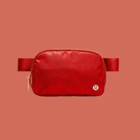 Lululemon 腰包、肩背包熱賣中，優惠款式 5 折起
