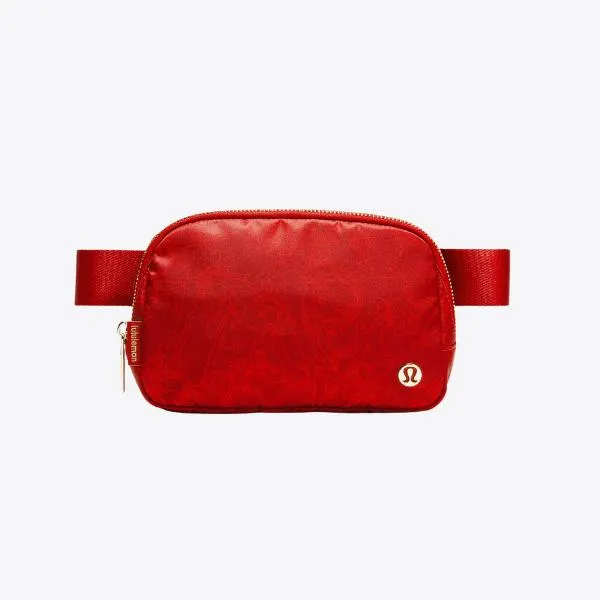 Lululemon 腰包、肩背包熱賣中，優惠款式 5 折起 1
