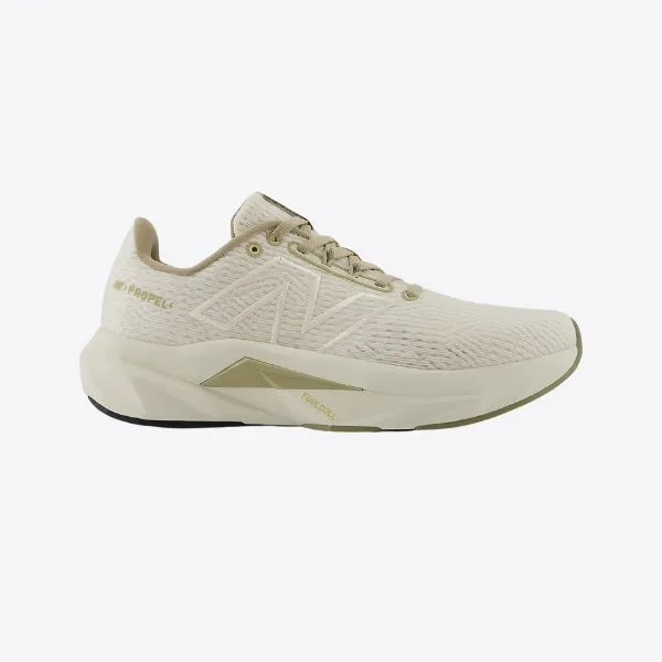 New Balance Fuelcell 系列鞋款 8 折，立即下單省 NT$1600 3