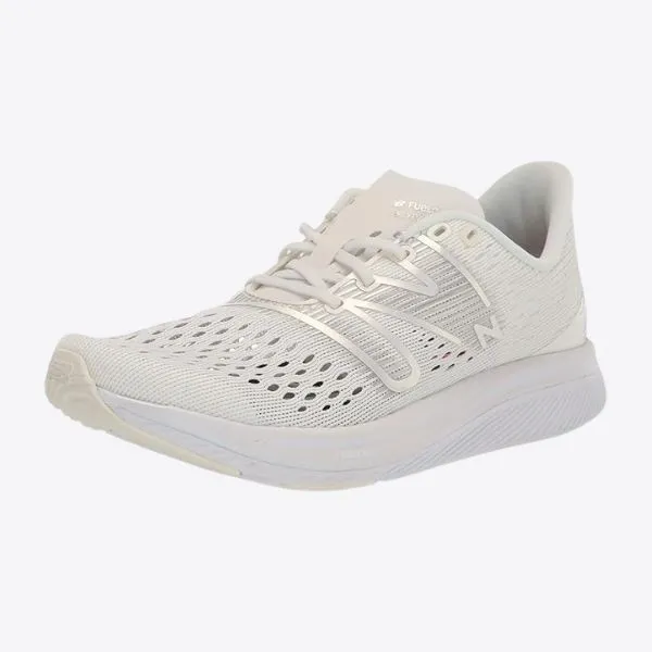 New Balance Fuelcell 系列鞋款 8 折，立即下單省 NT$1600 8