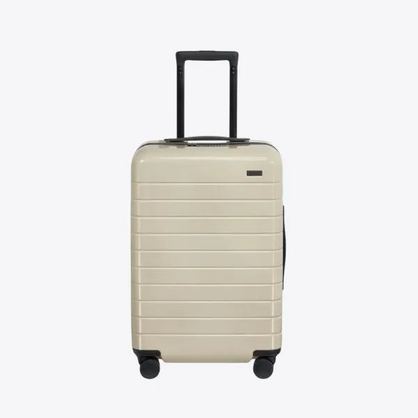Away 行李箱、手提包熱賣中，多色可選最低 US$65 5
