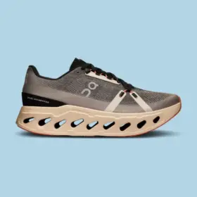 On Cloud 與 Hoka 比較：哪款跑鞋穿起來最舒適？