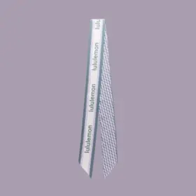 溫柔色系大人氣！Lululemon 絲緞細長圍巾 NT$1140 搶先擁有